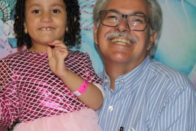 Luís Cláudio Martinez, 60, com a neta Luísa Martinez, 4