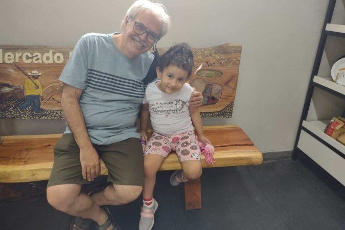 Luís Cláudio Martinez, 60, com a neta Luísa Martinez, 4