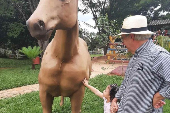 Luís Cláudio Martinez, 60, com a neta Luísa Martinez, 4