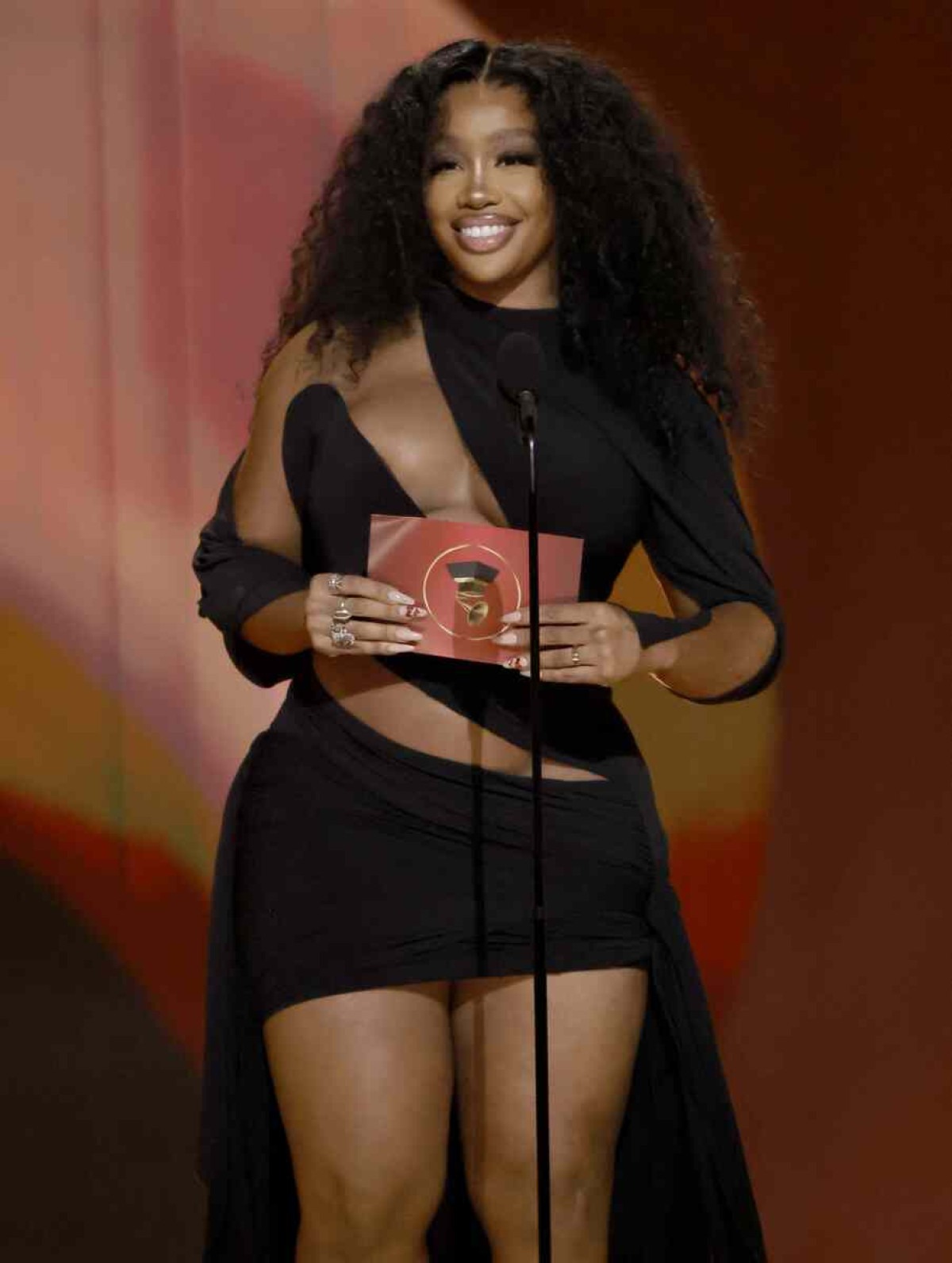 SZA recebe o prêmio de Mulher do Ano em evento da Billboard