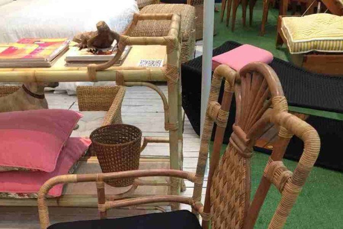 Cadeiras para a área externa ou interna são combinações interessantes