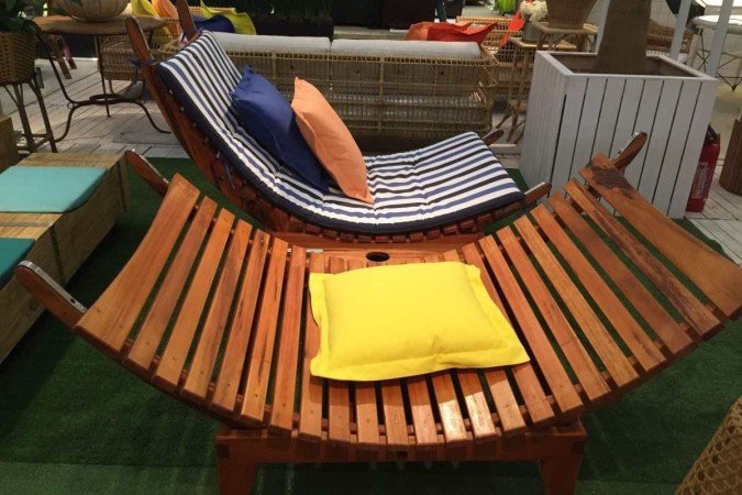 Móveis com presença forte de madeira são bastante usados na temática brasileira