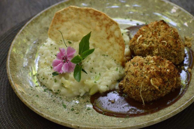 Filé-mignon com crosta de pães especiais com risoto de alho poró, do Santé 13
 -  (crédito:  Mariana Lins )