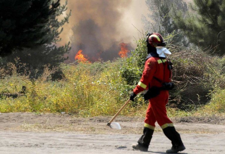 Mais de 3.400 bombeiros volunt&aacute;rios combatem inc&ecirc;ndios no Chile