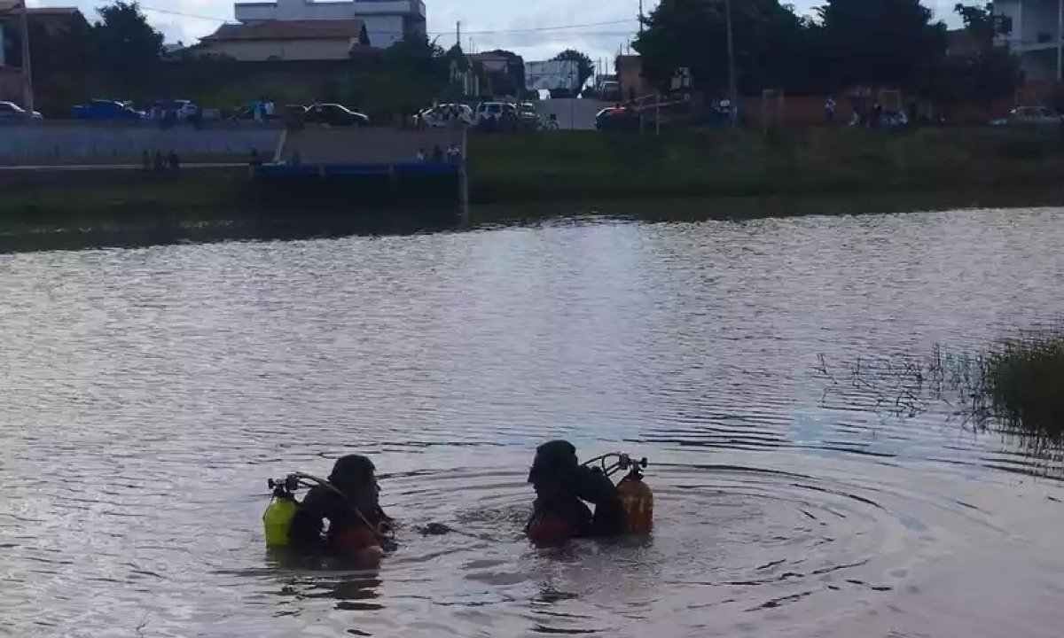 Homem bebe, tenta atravessar lago nadando e morre em MG