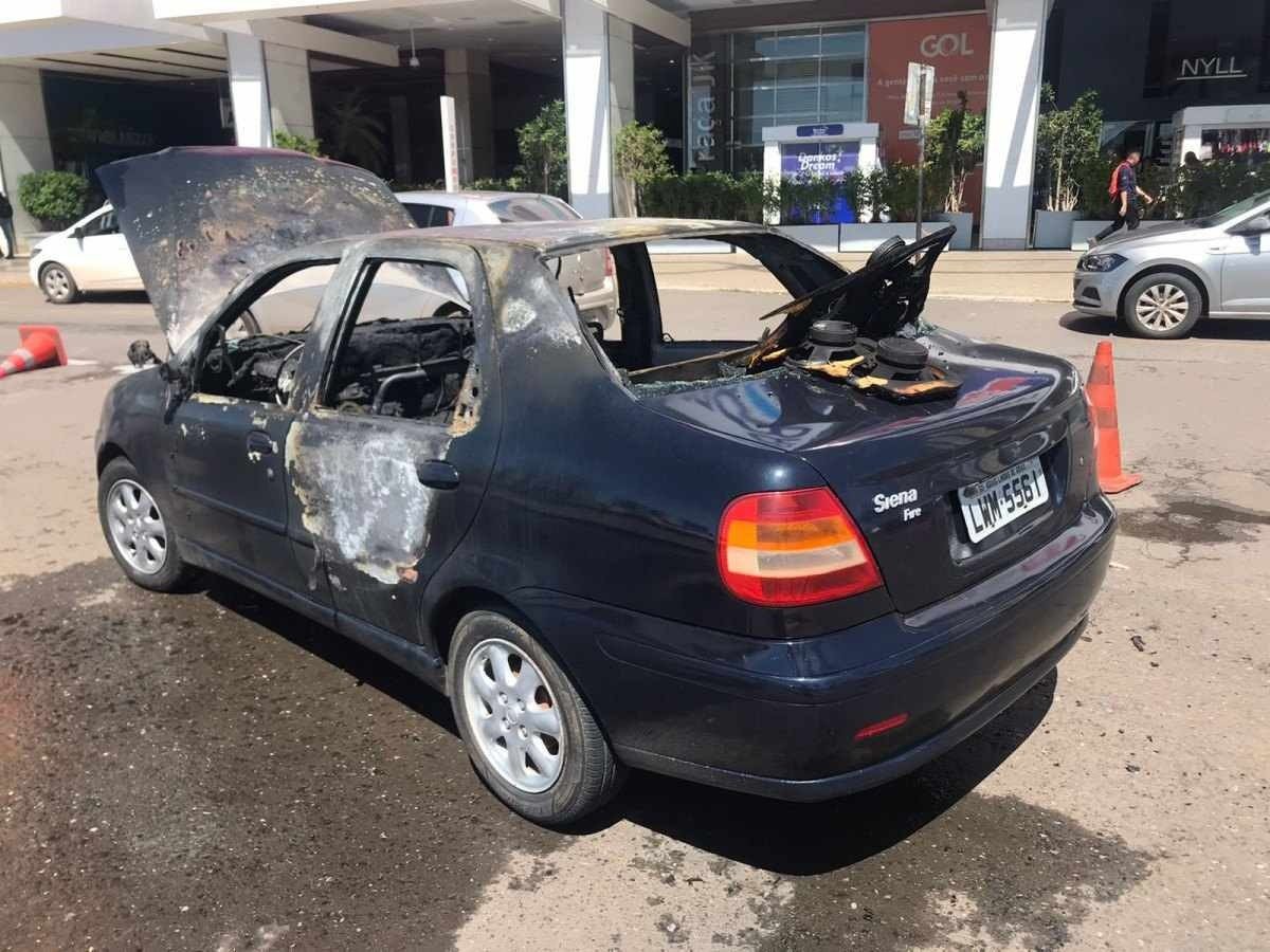 Carro pega fogo na manhã desta terça (7/2) na Rodoviária do Plano Piloto