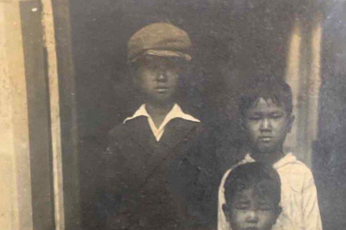 À direita e de preto, Teruo Yamasaki, tio-avô de Diego Yamasaki. Ao lado dele, de branco, Shiger Yamasaki, o avô, e na frente, 
Mario Yamasaki, outro tio-avô