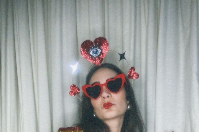  Tops costumizados, tiaras personalidas e, claro, muito brilho: sem medo de ousar