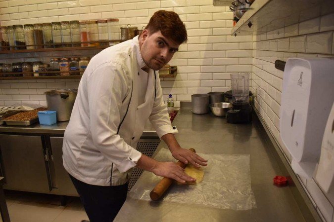  08/02/2023. Crédito: Mariana Lins/Esp.CB/D.A Press.Coluna encontro com o chefe ,Chefe Flávio Braga prepara um prato de biscoitos citricos 