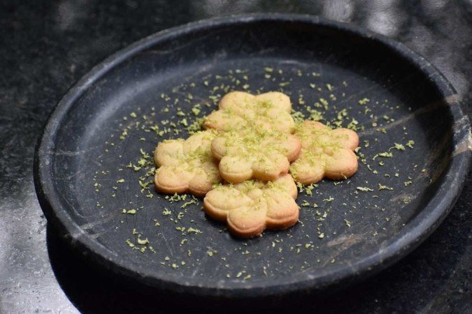  08/02/2023. Crédito: Mariana Lins/Esp.CB/D.A Press.Coluna encontro com o chefe ,Chefe Flávio Braga prepara um prato de biscoitos citricos 