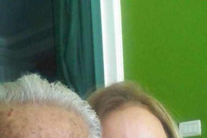 Rose Medeiros ao lado do pai adotivo