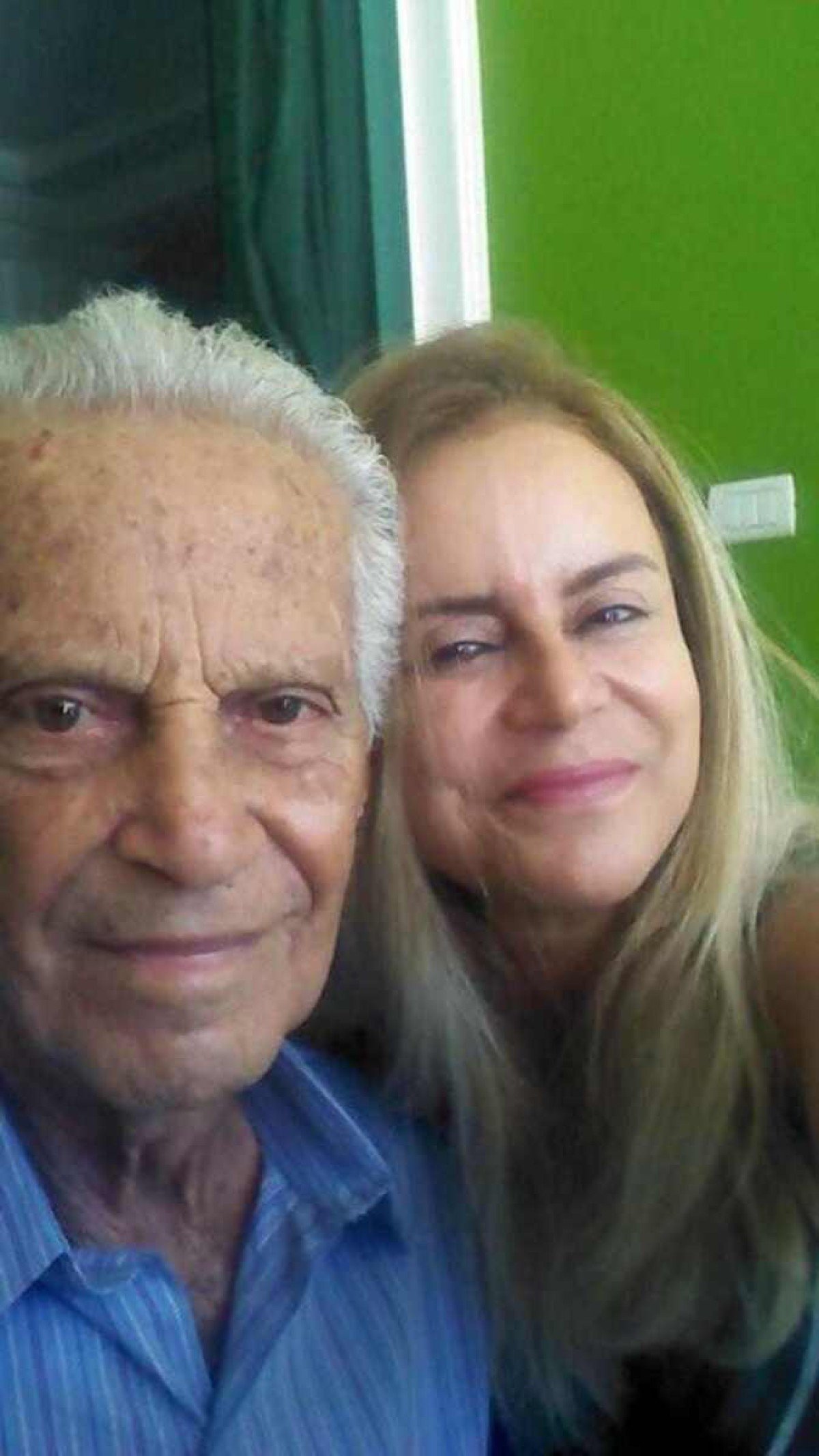 Rose Medeiros ao lado do pai adotivo