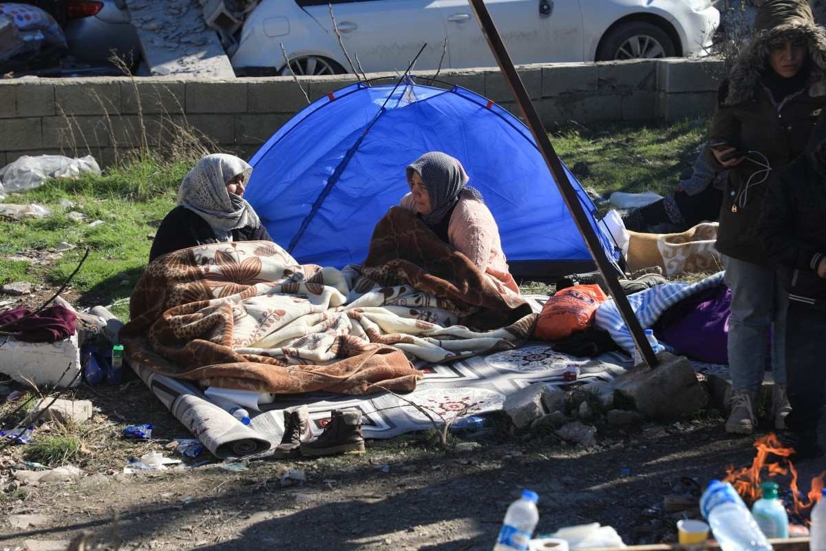 Após terremotos na Turquia e Síria, sobreviventes enfrentam fome e desabrigo