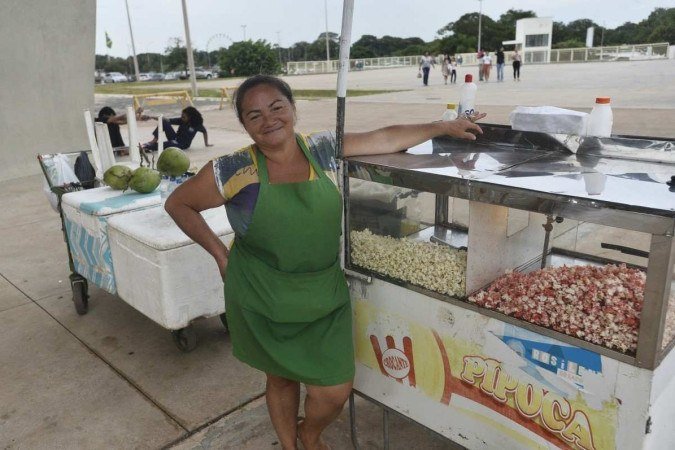 A ambulante Maria Deusimar está otimista com as vendas neste ano