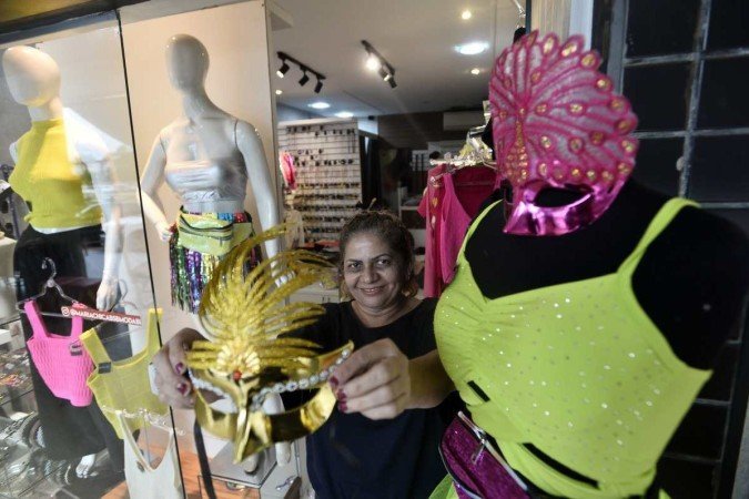 Rose Nunes renovou o estoque e montou manequins para atrair clientes