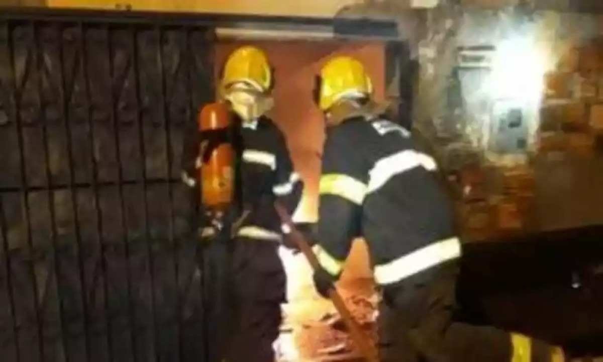 Homem põe fogo na casa com filho cadeirante e neta dentro e foge