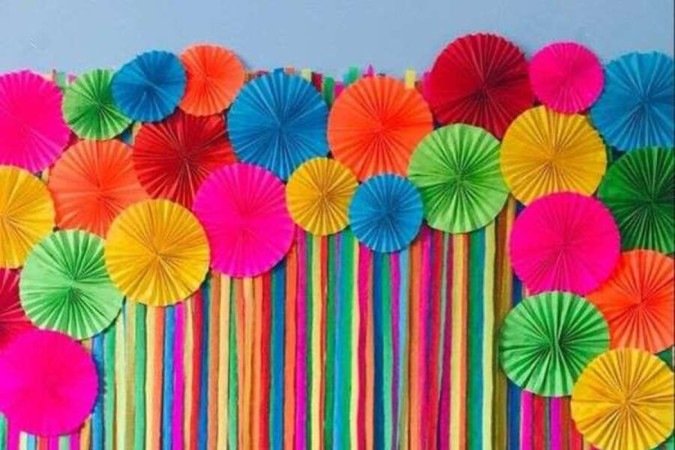 Fitas e objetos coloridos são elementos fundamentais para a decoração de carnaval