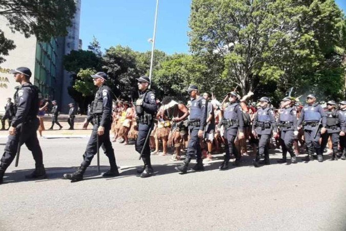 Cerca de 180 indígenas marcham na Esplanada dos Ministérios reivindicando que a Força Nacional faça a segurança de seu território - (crédito: Fernanda Strickland/CB/D.A. Press) Cerca de 180 indígenas marcham na Esplanada dos Ministérios reivindicando que a Força Nacional faça a segurança de seu território - (crédito: Fernanda Strickland/CB/D.A. Press)