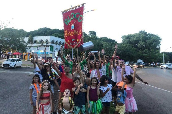 Integrantes do Bloco Badauê, na 205 Norte