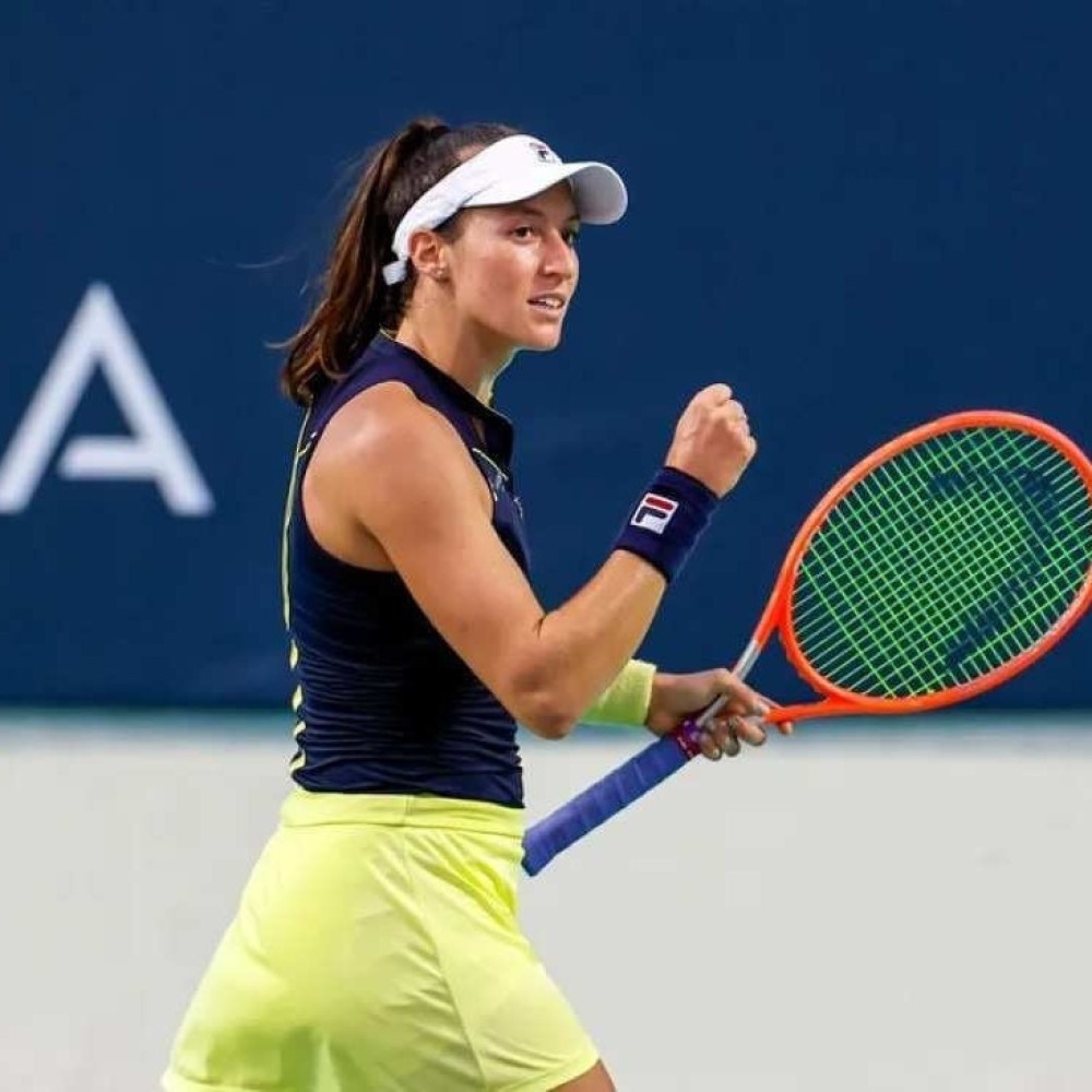 Luisa Stefani sofre lesão e abandona semi do US Open em cadeira de rodas