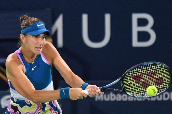 Belinda Bencic, da Suíça, em jogo contra Liudmila Samsonova da Rússia, durante a partida individual feminina do Mubadala Abu Dhabi Open no Zayed Sports City em Abu Dhabi em 12 de fevereiro de 2023 -  (crédito: Ryan LIM / AFP)