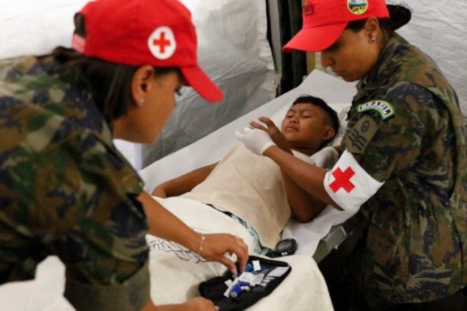 Equipes do Ministério da Saúde e das Forças Armadas foram enviadas para atender indígenas na Terra Yanomami - (crédito: AFP/Divulgação) Equipes do Ministério da Saúde e das Forças Armadas foram enviadas para atender indígenas na Terra Yanomami - (crédito: AFP/Divulgação)