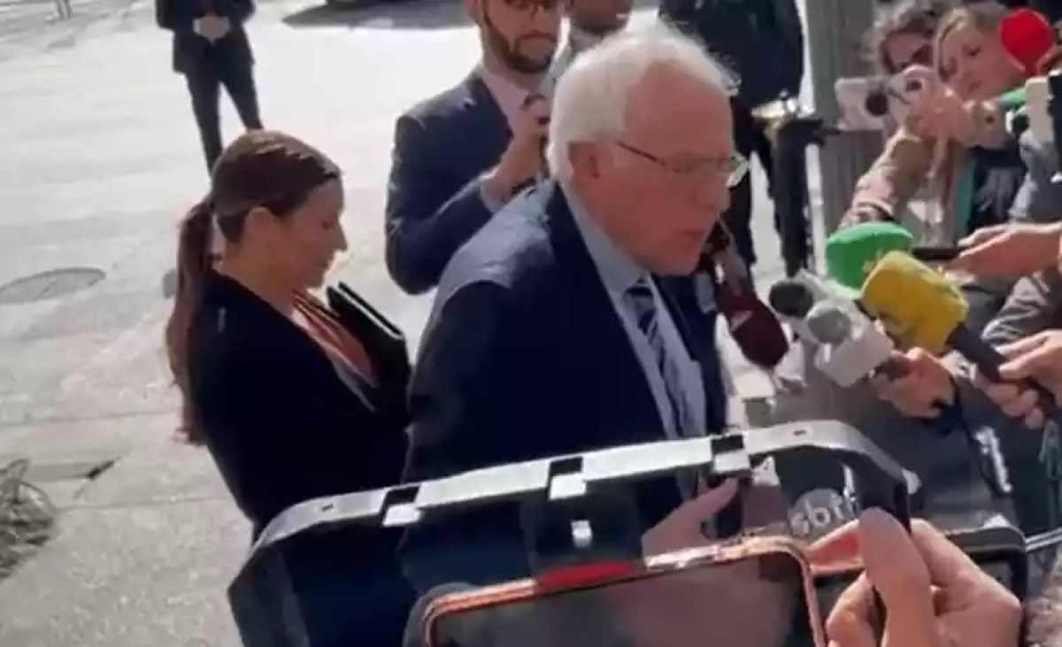 Bolsonaristas tentam interromper fala de Bernie Sanders sobre Lula