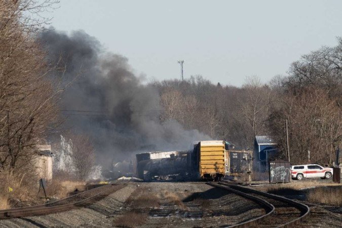 Fumaça sobe de um trem de carga descarrilado após acidente na região de East Palestine, Ohio, em 4 de fevereiro de 2023. - (crédito: AFP) Fumaça sobe de um trem de carga descarrilado após acidente na região de East Palestine, Ohio, em 4 de fevereiro de 2023. - (crédito: AFP)