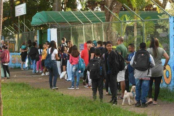 Volta às aulas nas escolas públicas do DF — CEF 1, do Cruzeiro, no retorno à sala de aula - (crédito: Ed Alves/ CB/ D.APress) Volta às aulas nas escolas públicas do DF — CEF 1, do Cruzeiro, no retorno à sala de aula - (crédito: Ed Alves/ CB/ D.APress)