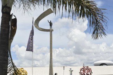 Dia quente em Brasília com Memorial JK de fundo. -  (crédito: Minervino Júnior/CB/D.A.Press)