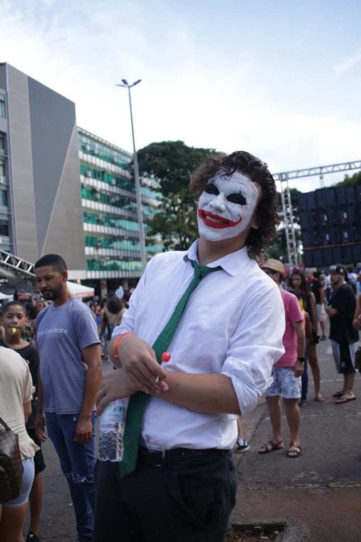 Guilherme adora ir à folia fantasiado e, desta vez, escolheru o Coringa