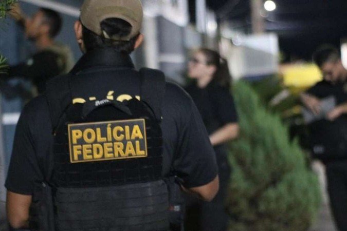 Agentes da Polícia Federal durante uma ação conduzida pela corporação - (crédito: Ascom PRF) Agentes da Polícia Federal durante uma ação conduzida pela corporação - (crédito: Ascom PRF)