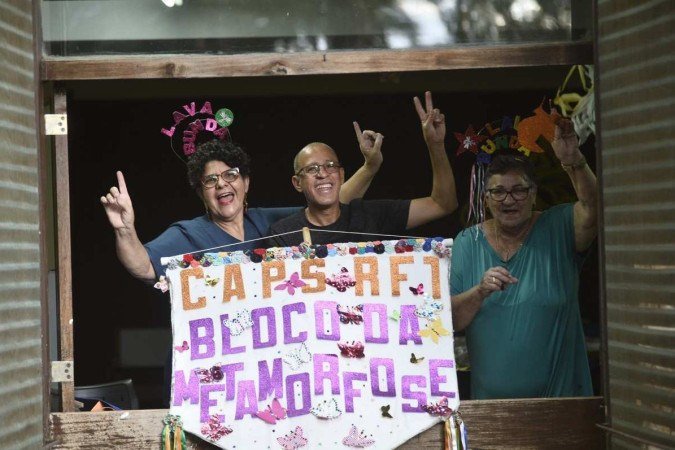 Animados, frequentadores, familiares e profissionais do Caps ajustam os últimos detalhes para a saída do bloco - (crédito: Minervino Júnior/CB/D.A.Press) Animados, frequentadores, familiares e profissionais do Caps ajustam os últimos detalhes para a saída do bloco - (crédito: Minervino Júnior/CB/D.A.Press)