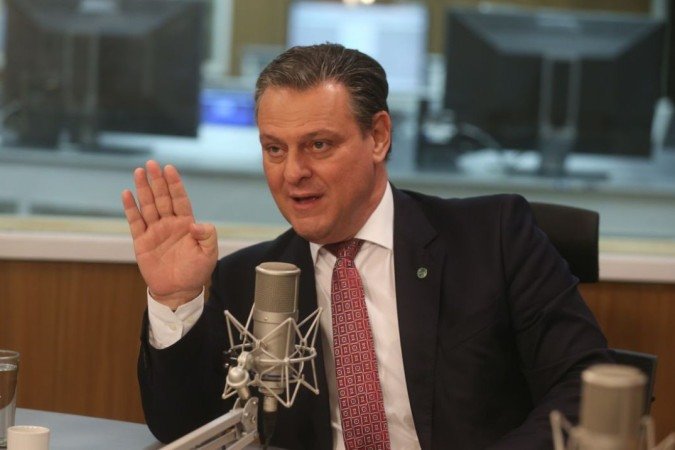  O ministro da Agricultura, Pecuaria e Abastecimento, Carlos Favaro, ..o entrevistao do programa A Voz do Brasil.
    