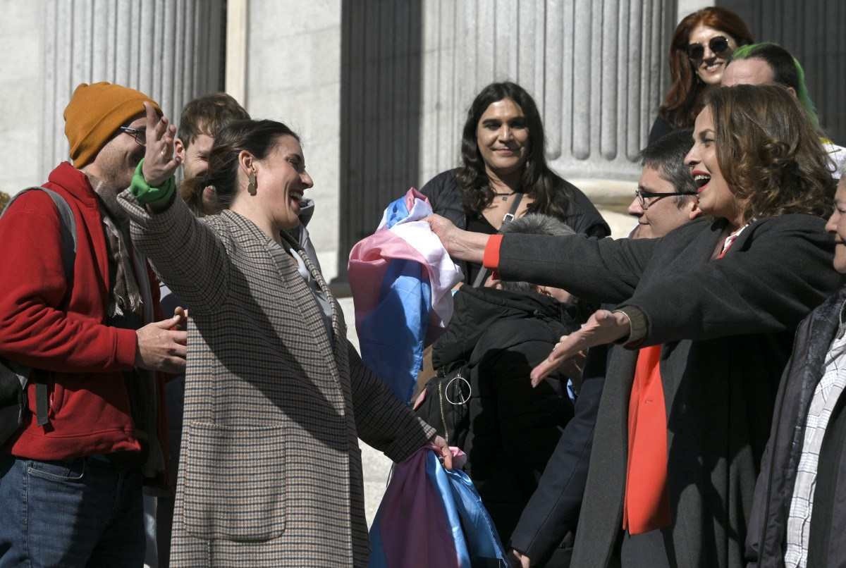 Espanha aprova lei sobre mudança de gênero e aborto na adolescência