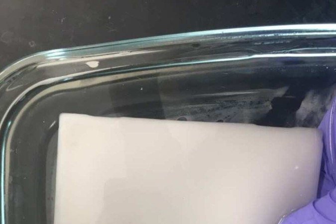 O dispositivo absorve água poluída à temperatura ambiente e a libera purificada quando aquecido a 33ºC: estrutura com redes de poros abertos