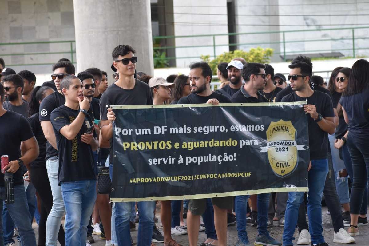 Aprovados em concurso da PCDF protestam contra suspensão do certame