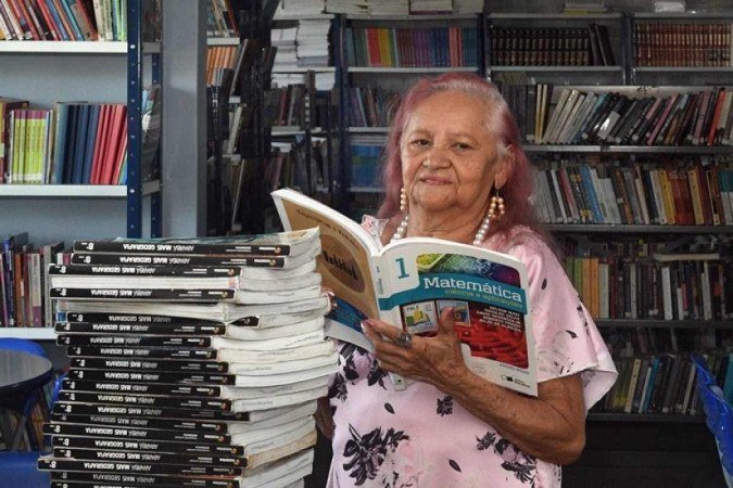 A aposentada Luíza Maria dos Santos é a mais velha estudante do ensino básico do Distrito Federal. Aos 88 anos, ela se matriculou por conta própria no programa Educação de Jovens e Adultos (EJA), e realiza, enfim, um sonho acalentado desde a infância. Agora frequentando aulas no Centro Educacional 04 no Guará, a costureira e bordadeira de mão cheia revela pretender ir além, graduando-se em moda numa universidade assim que concluir os estudos. - (crédito: Ed Alves/CB/DA.Press) A aposentada Luíza Maria dos Santos é a mais velha estudante do ensino básico do Distrito Federal. Aos 88 anos, ela se matriculou por conta própria no programa Educação de Jovens e Adultos (EJA), e realiza, enfim, um sonho acalentado desde a infância. Agora frequentando aulas no Centro Educacional 04 no Guará, a costureira e bordadeira de mão cheia revela pretender ir além, graduando-se em moda numa universidade assim que concluir os estudos. - (crédito: Ed Alves/CB/DA.Press)