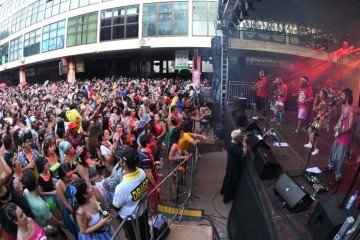 Montadores de palco, profissionais de iluminação, técnicos de som, costureiras... a lista de profissionais que faturam no carnaval é grande -  (crédito: Ed Alves/CB/D.A.Press)