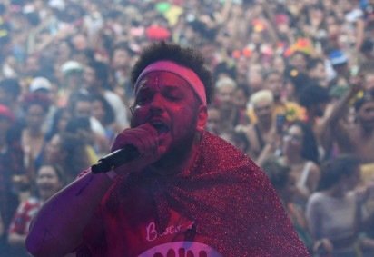 O vocalista do Bloco Divinas Tetas, Aloizio Lows, embalou a multidão no Setor Comercial Sul Foliões do Distrito Federal aproveitam o primeiro dia oficial do Carnaval em Brasília 2023. Na foto, Bloco Divinas Tetas no Setor Comercial Sul.