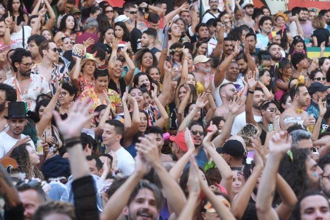  Foliões do Distrito Federal aproveitam o primeiro dia oficial do Carnaval em Brasília 2023. Na foto, Bloco Divinas Tetas no Setor Comercial Sul.