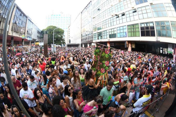  Foliões do Distrito Federal aproveitam o primeiro dia oficial do Carnaval em Brasília 2023. Na foto, Bloco Divinas Tetas no Setor Comercial Sul. -  (crédito: ED ALVES/CB/D.A.Press)