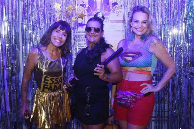 Viviane Novaes (C), 49, curtiu a festa no Quadradim com as amigas Silvania Gomes e Alessandra Castro