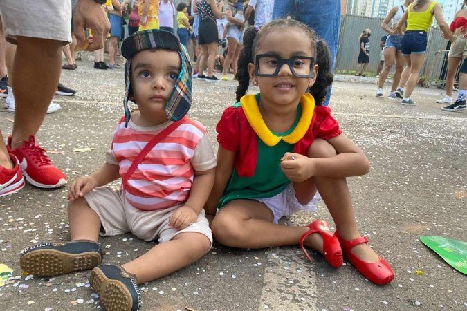 Dominic, 1, e a irmã Nycole, 3, foram para o Bloco da Toca com as fantasias de seus personagens prediletos