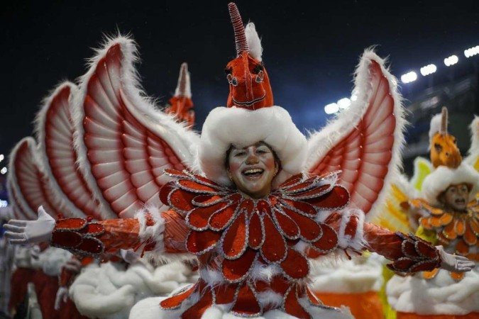 Carnaval de São Paulo -A reveller of the Aguia de Ouro samba school performs during the second night of carnival at the Sambadrome, in Sao Paulo, Brazil, on February 19, 2023. (Photo by Miguel SCHINCARIOL / AFP)
Caption - (crédito: AFP) Carnaval de São Paulo -A reveller of the Aguia de Ouro samba school performs during the second night of carnival at the Sambadrome, in Sao Paulo, Brazil, on February 19, 2023. (Photo by Miguel SCHINCARIOL / AFP)
Caption - (crédito: AFP)