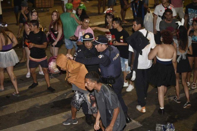  19/02/2023. Crédito: Minervino Júnior/CB/D.A Press. Brasil.  Brasilia - DF. Carnaval 2023 Bloco Raparigueiros. Policia Militar revistando foliões.