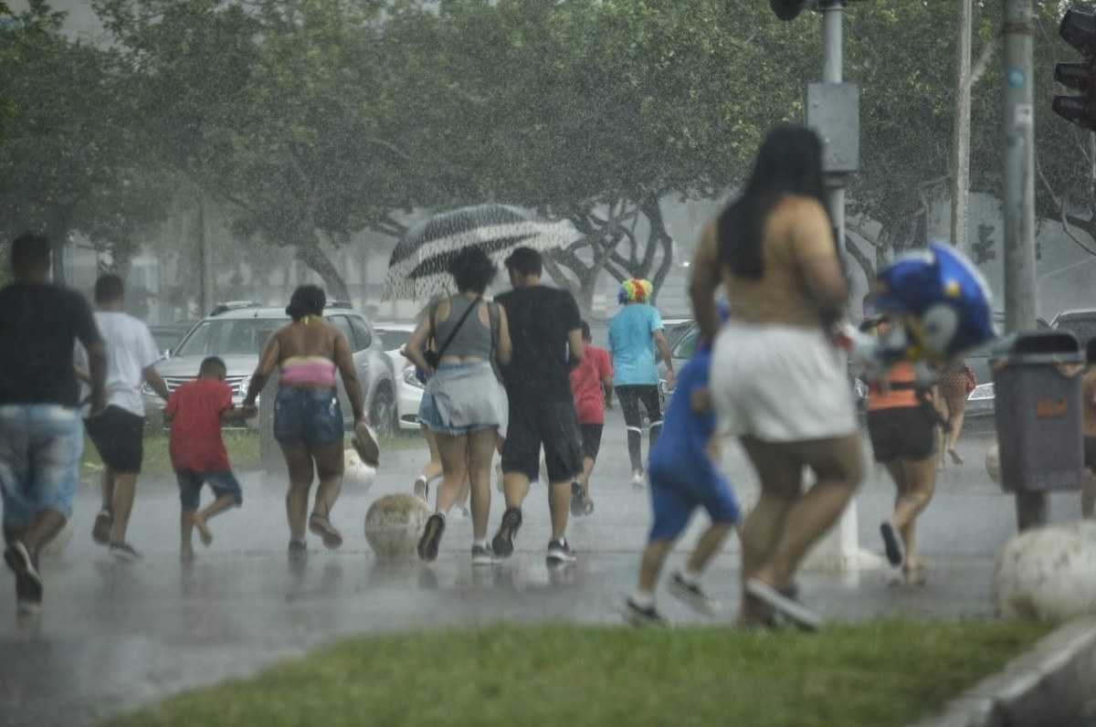Chuva chega forte, refresca os foliões e carnaval segue no DF