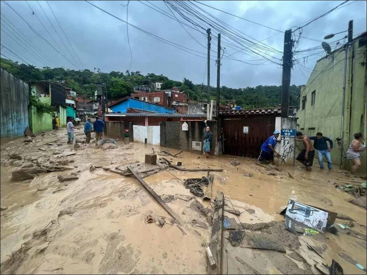 São Sebastião faz velório coletivo de 12 vítimas das chuvas