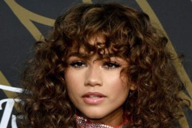 Atriz Zendaya aparece 
com o corte em um cabelo 
cacheado super volumoso! 