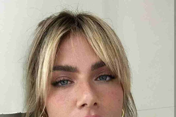 Gio Ewbank postou em suas redes, recentemente, fotos exibindo a nova franja 